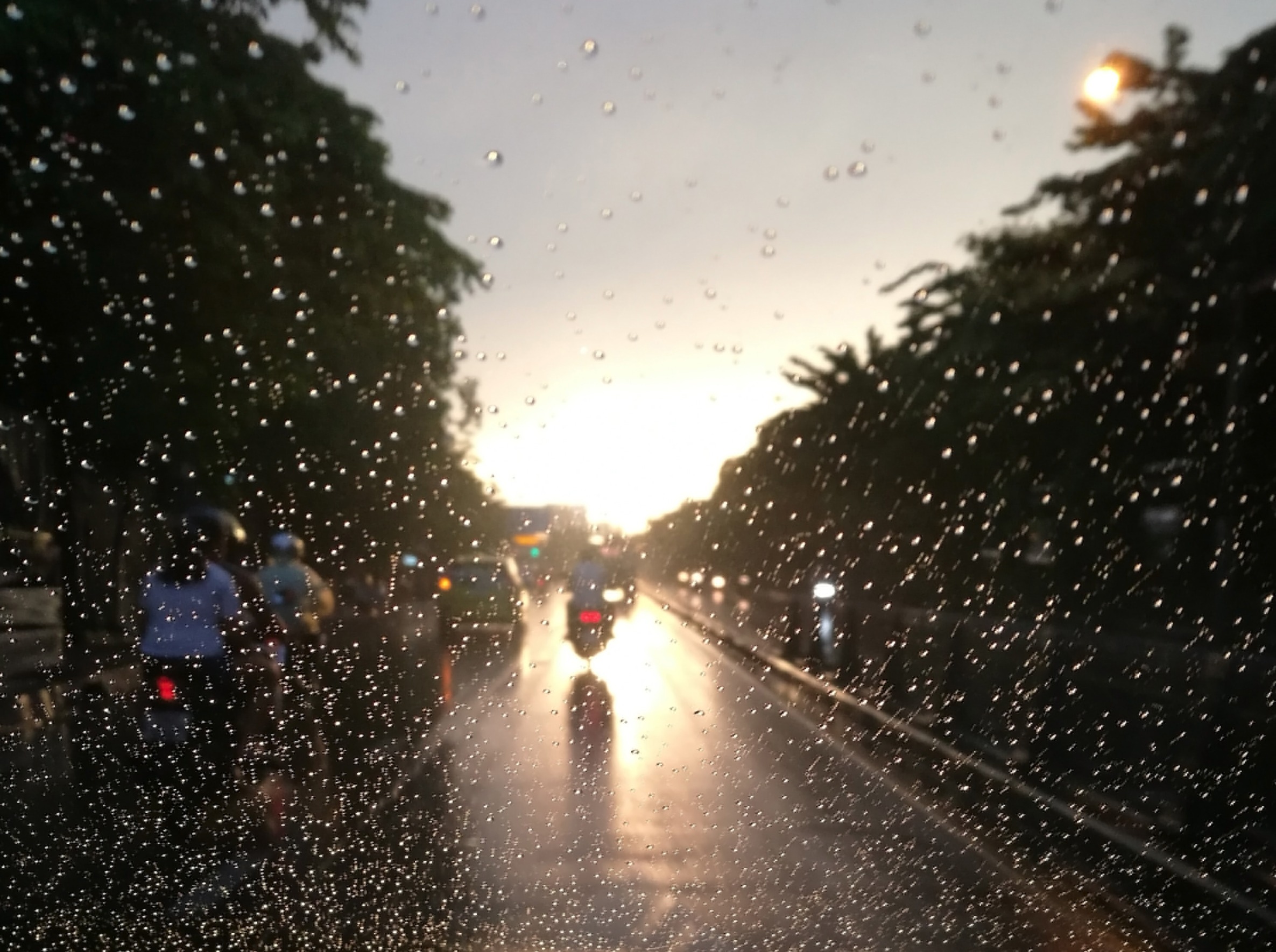 conducir moto lluvia